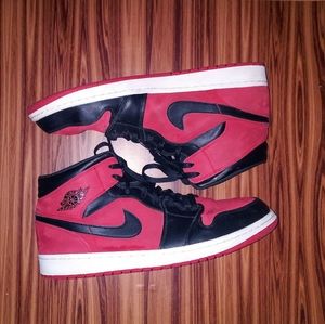EUC Air Jordan 1 Mid 'Bred' Gym Shoes
